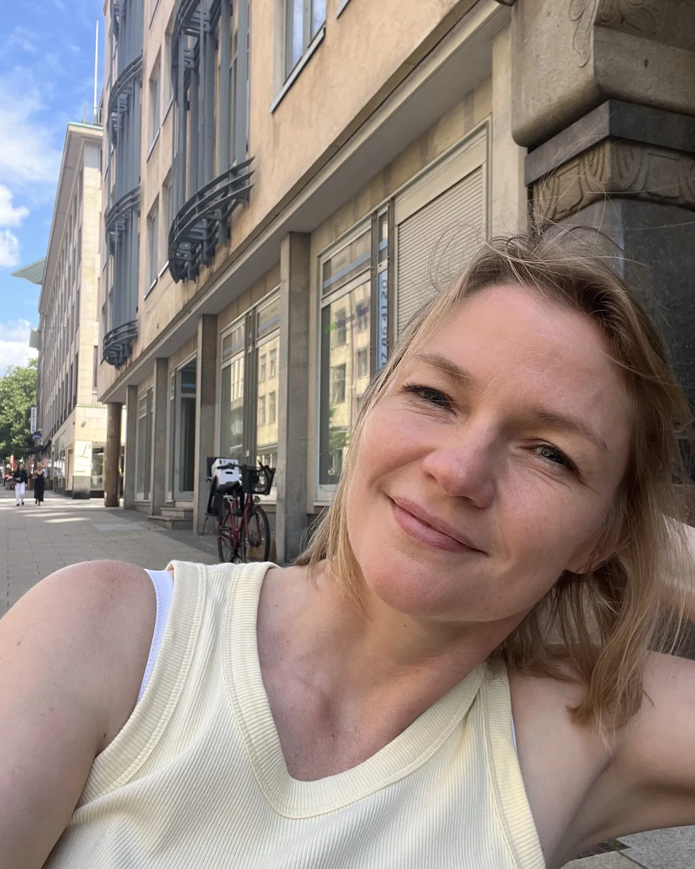 Birgit Kappes, Psychologin und Lifecoach aus Hamburg, lächelt in der Hamburger Innenstadt in die Kamera